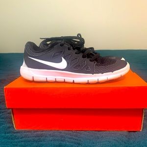 Boys 2.5Y Nike shoes